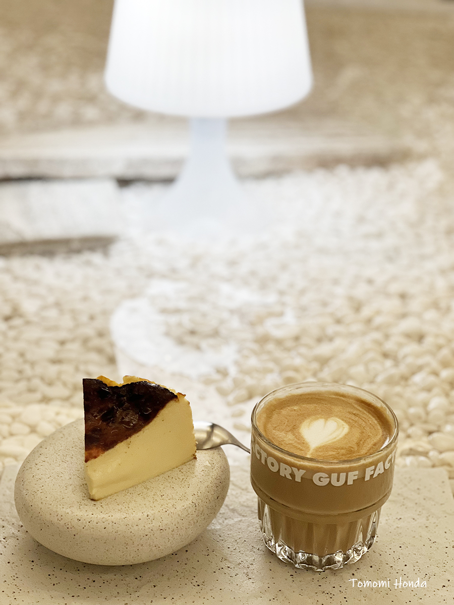 GUF（グフ）のバスクチーズケーキとカフェラテ