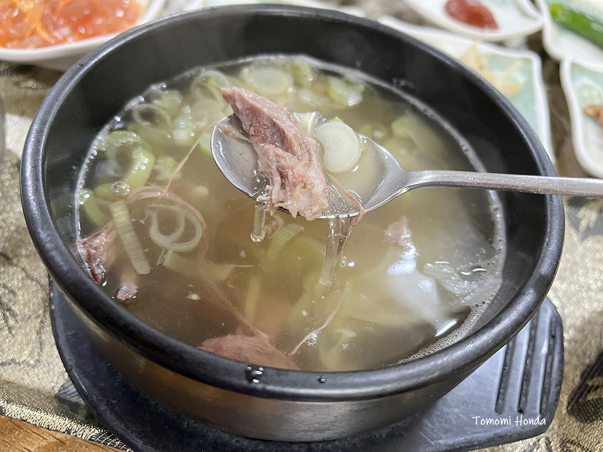 仁川トンバンシクタン　牛肉と大根のスープ